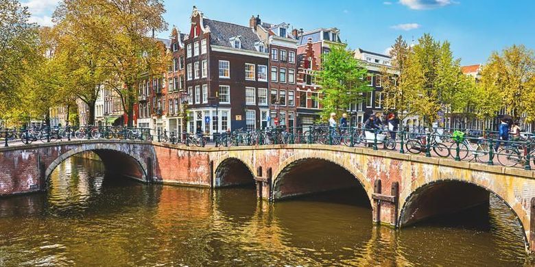 Wide adobestock amsterdam amstel fluss 179305862 yasonya export 600 800